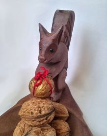 Plat en bois feuille et écureuil sculpté
