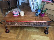 table basse en bois sculptée