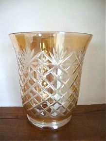 Vase en cristal arts déco taillé irisé couleur ambre