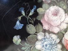 Plateau rond en tôle peinte avec décor bouquet de fleurs
