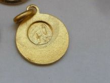 pendentif petite médaille dorée Sainte Vierge Marie