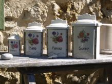 Serie de 4 pots à épices anciens en porcelaine fleurie