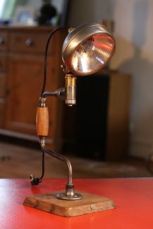 Lampe art récup avec  phare de moto et vilebrequin anciens