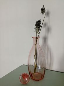 Carafe / vase en verre rose