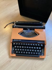 Machine à écrire vintage orange