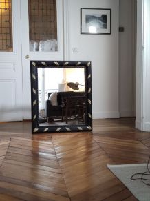Grand miroir en XX ème siècle résine noire et dorée 