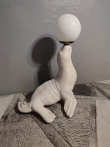 lampe otarie en céramique et globe en opaline blanches