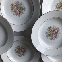 Série de 8 assiettes creuses  - en porcelaine