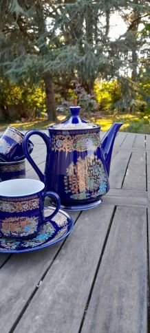 Théière et ses 5 tasses  bleues de Sèvres, porcelaine China