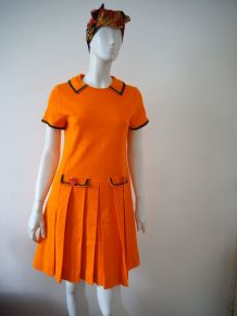 Robe babydoll orange plissée col Claudine bijoux strass 60's