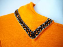 Robe babydoll orange plissée col Claudine bijoux strass 60's