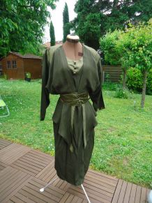 Robe verte satin épaules col V manches évasées ceinture éla