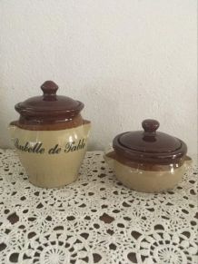 Deux pots terre cuite vernissée bicolore.