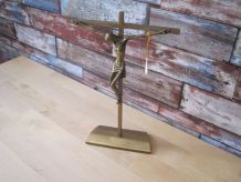 Ancien crucifix sur pied  poids 700 grammes 