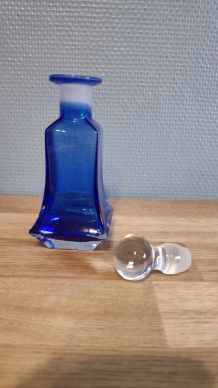 petit flacon bleu avec bouchon rond transparent