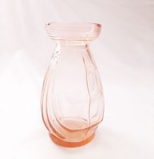 Vase en verre vintage rose
