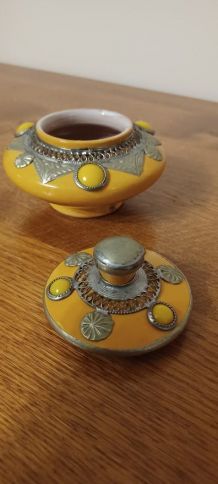 Pot céramique et décor métal argenté style oriental