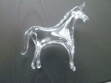 cheval en verre translucide 