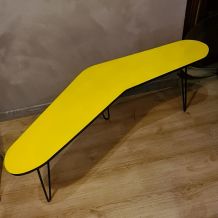 table  boomerang peint en jaune trace d usure legere 120x28x