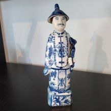 Statuette mandarin chinois en porcelaine blanc bleu