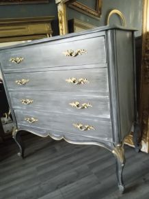 Commode style Louis XV patinée