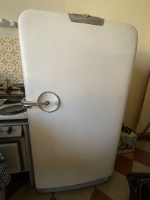 Le réfrigérateur iconique SMEG x Coca Cola vintage
