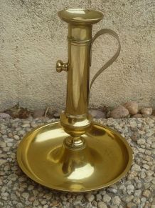 grand bougeoir poussoir en laiton , vintage