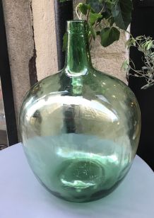 Bouteille réfrigérée vintage en verre vert de jus de pruneau doux au soleil  -  France