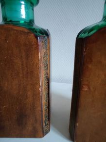 2 bouteilles en verre avec cuir