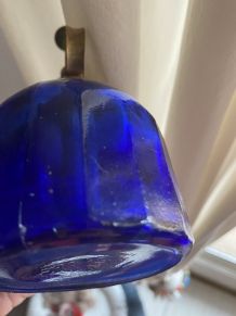 Brumisateur vintage au verre bleu cobalt.