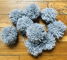 Guirlande pompons laine gris clair