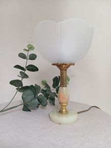 Lampe à poser onyx et métal doré, abat jour verre blanc d