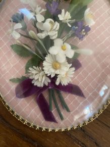 Cadre ovale vintage fleurs artificielles blanches.