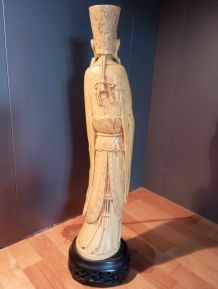 statuette chinoise en résine estampillée socle bois