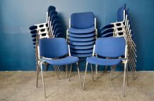 Lot de 70 chaises dsc 106 bleues de g.piretti pour castelli.