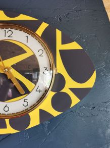 Horloge vintage pendule murale silencieuse asymétrique jaune