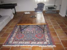 Table basse avec plateau en parquet ancien et pieds en fer f