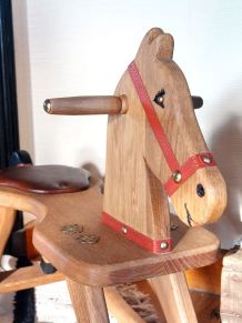 Cheval à bascule en bois massif upcyclé, sellerie de qualité