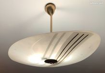 Lustre en opaline et laiton