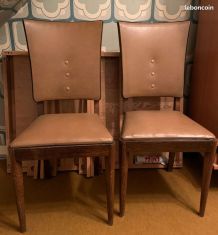 2 chaises en bois et simili cuir