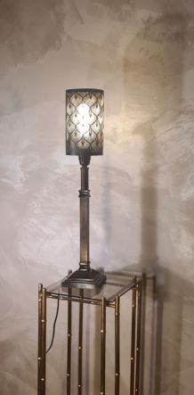 grande lampe bakélite art deco ,avec abat jour metal motif a