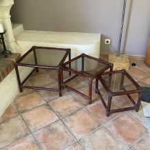 Lot de 3 tables gigognes. 1960. Rotin et verre. 