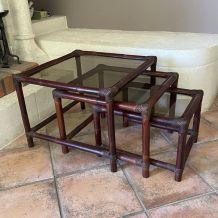 Lot de 3 tables gigognes. 1960. Rotin et verre. 