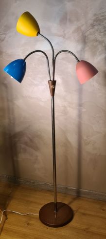 Ce lampadaire vintage est édité par l'éditeur tchèque Lidoko