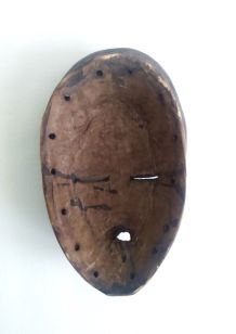 Ancien masque Dan en bois sculpté.