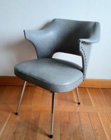 Paire de fauteuils design skaï et capitons, vers 1960 