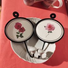 Lot de deux patères motif rose, métal et céramique 