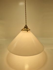 Suspension conique en opaline blanche