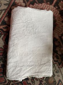 Drap ancien métis blanc monogramme AD.