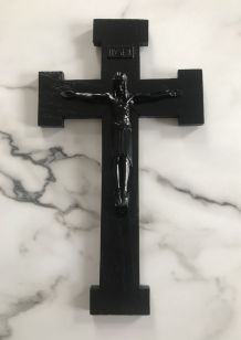 Crucifix monochrome noir